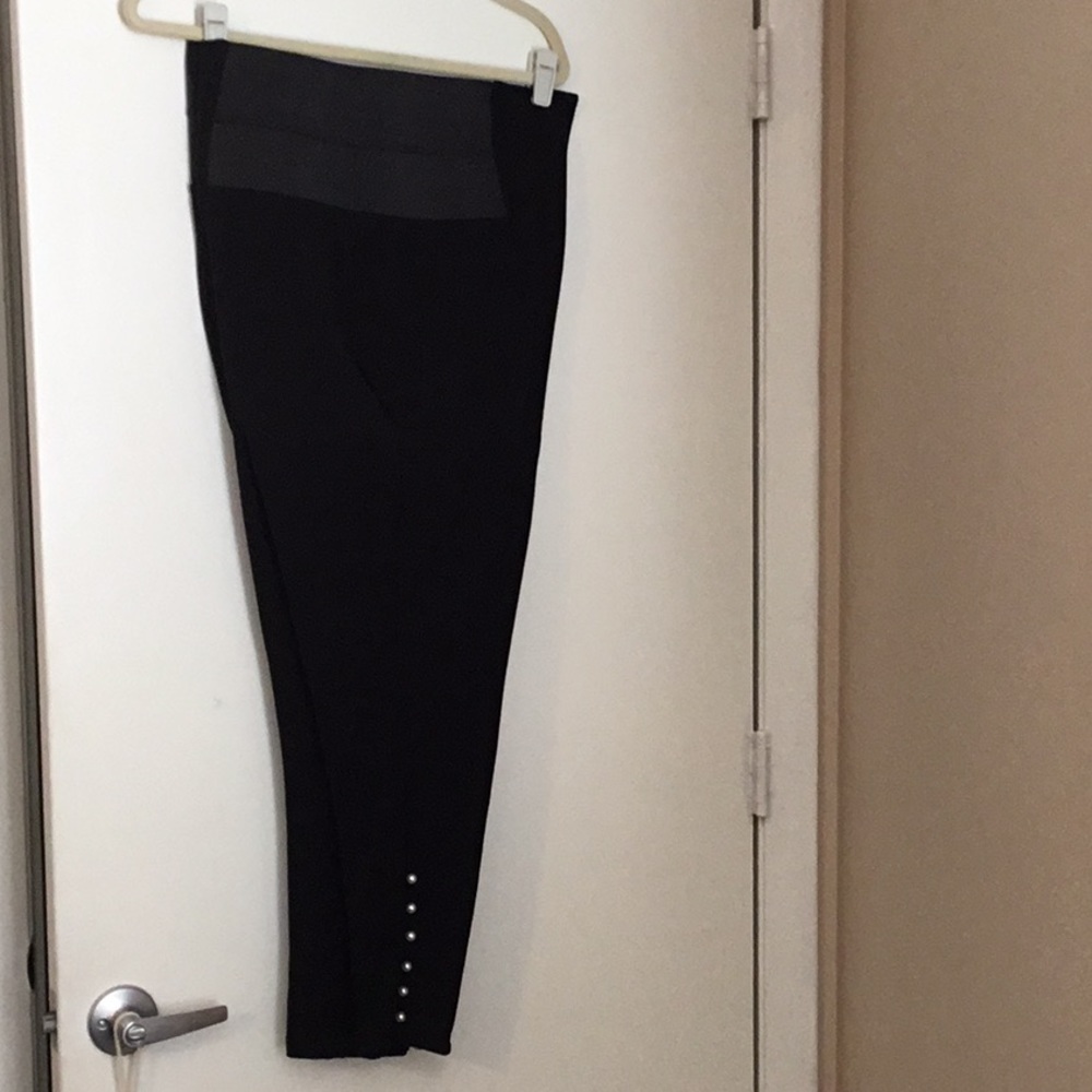 Beautiful leggings with pearl accent on the ankle